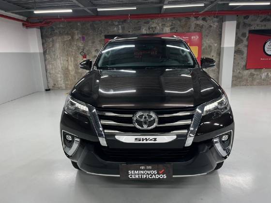 TOYOTA HILUX SW4 2.8 SRX DIAMOND 4X4 7 LUGARES 16V TURBO INTERCOOLER DIESEL 4P AUTOMÁTICO